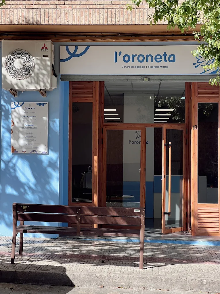 Exterior y entrada de L’Oroneta, academia y centro pedagógico en Picassent