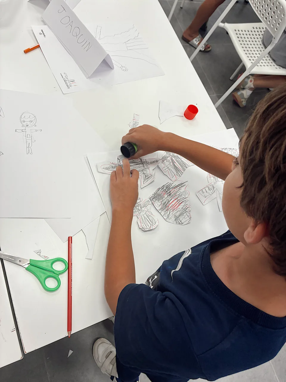 Taller creativo infantil con recortes y dibujos en L’Oroneta, Picassent